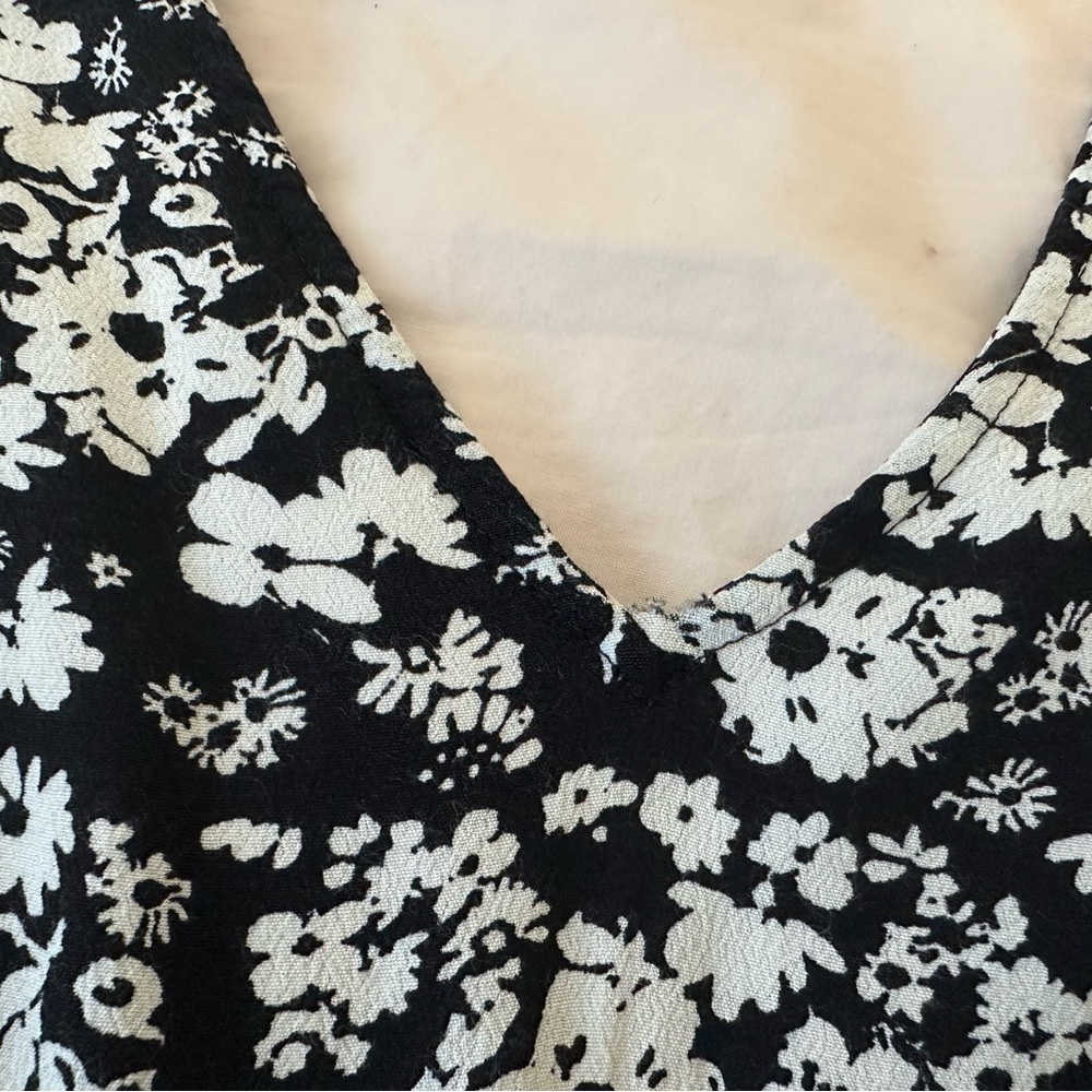 Express Black and White Floral Romper Short sleeves
Size 0 - Picture 6 of 8